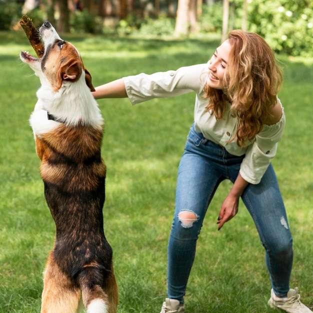 mujer jugando con perro